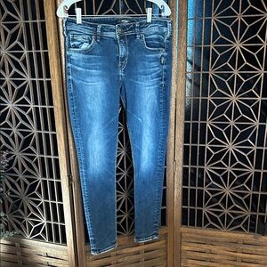 SILVER AVERY SKINNY DISTRESSED JEANS 32 / 27 length